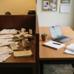 Escritorio de oficina con laptop, documentos y calculadora, sin personas